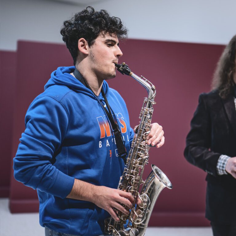 Alumno de Práctica Instrumental tocando el saxofón