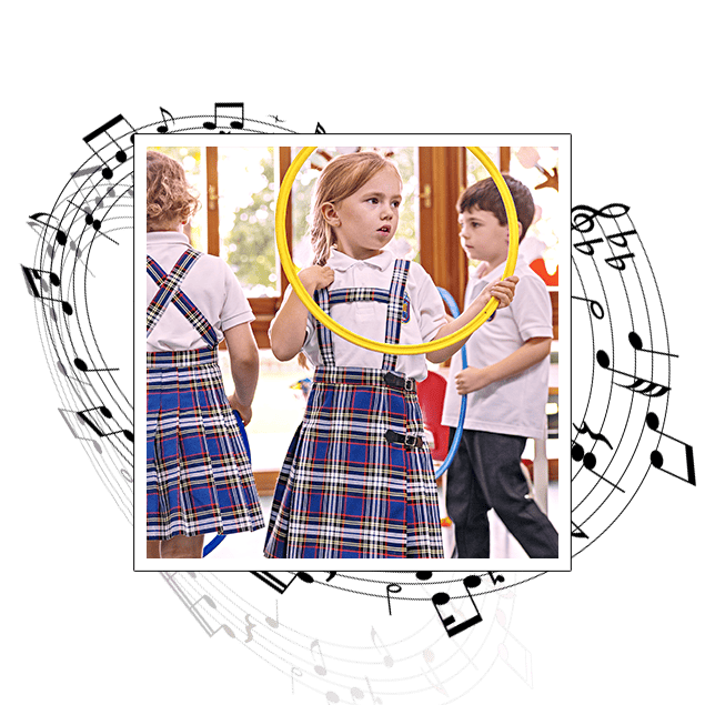 Niños en clase de Iniciación a la Música con aros