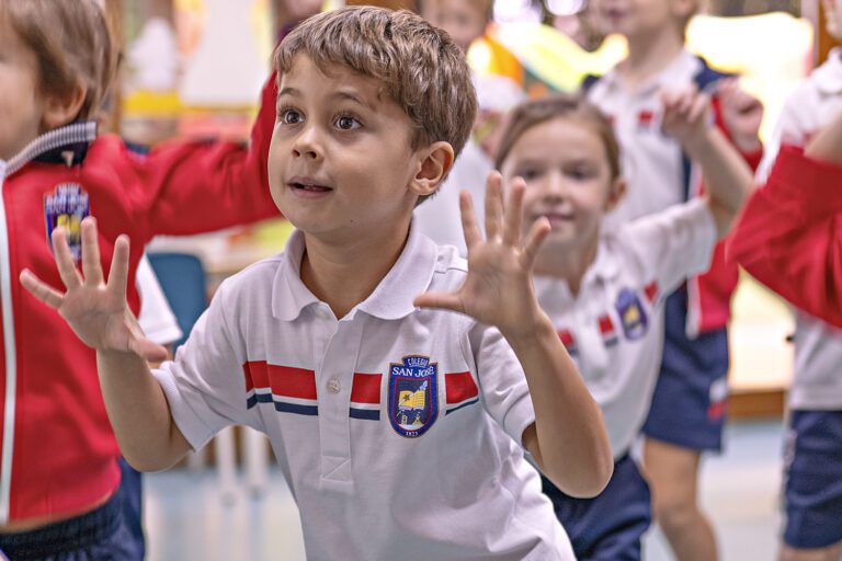 Alumno de Iniciación Musical en una clase de música y movimiento