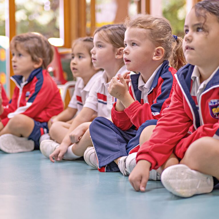 Niños en clase de Música y Movimiento