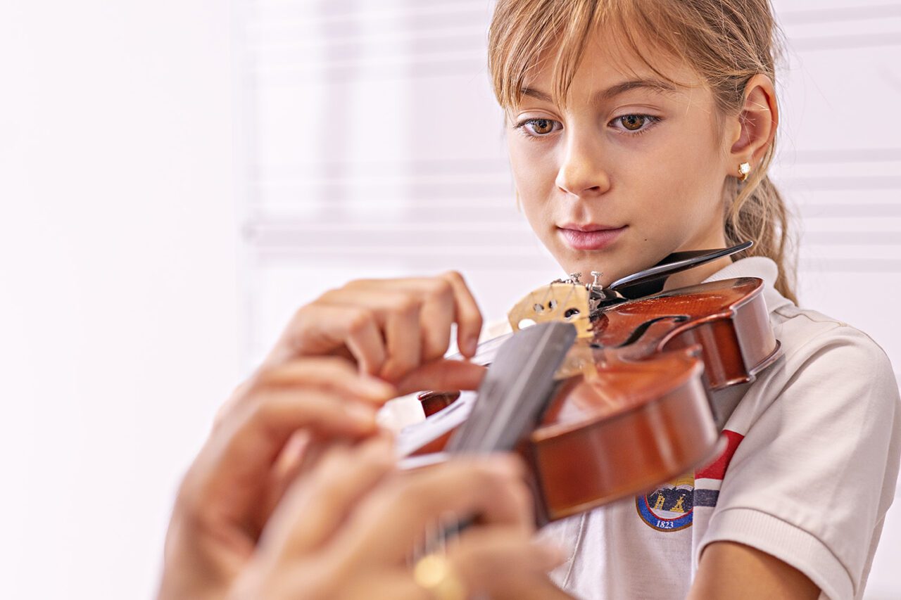 Alumna aprendiendo a tocar el violín
