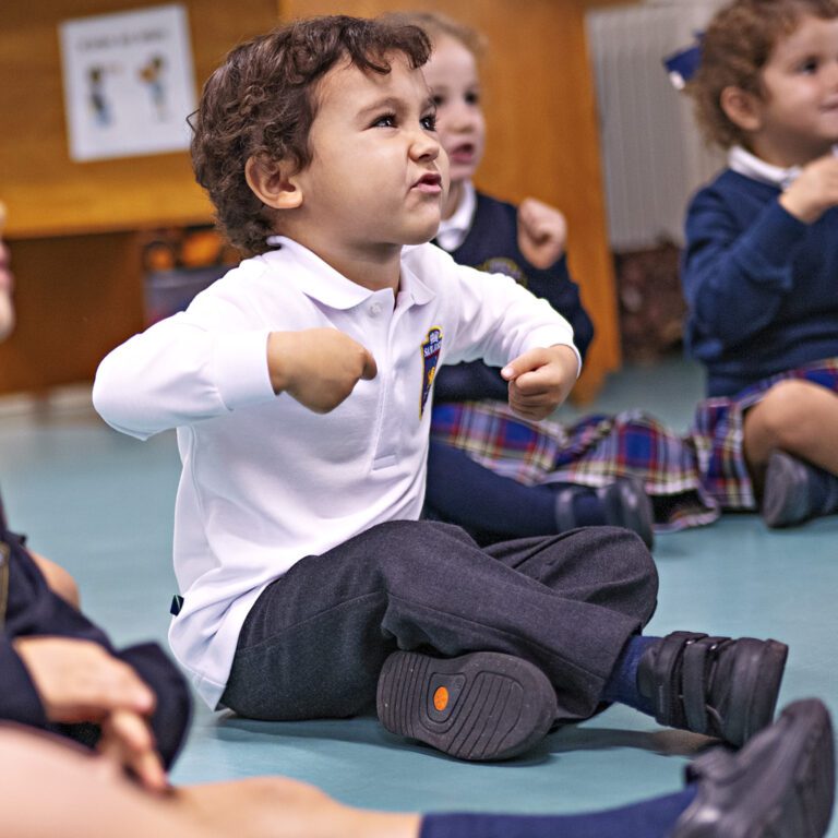 Alumno de Iniciación a la Música en clase de música y movimiento