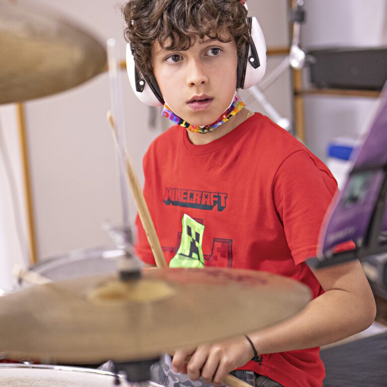 Alumno del Taller Instrumental tocando la batería