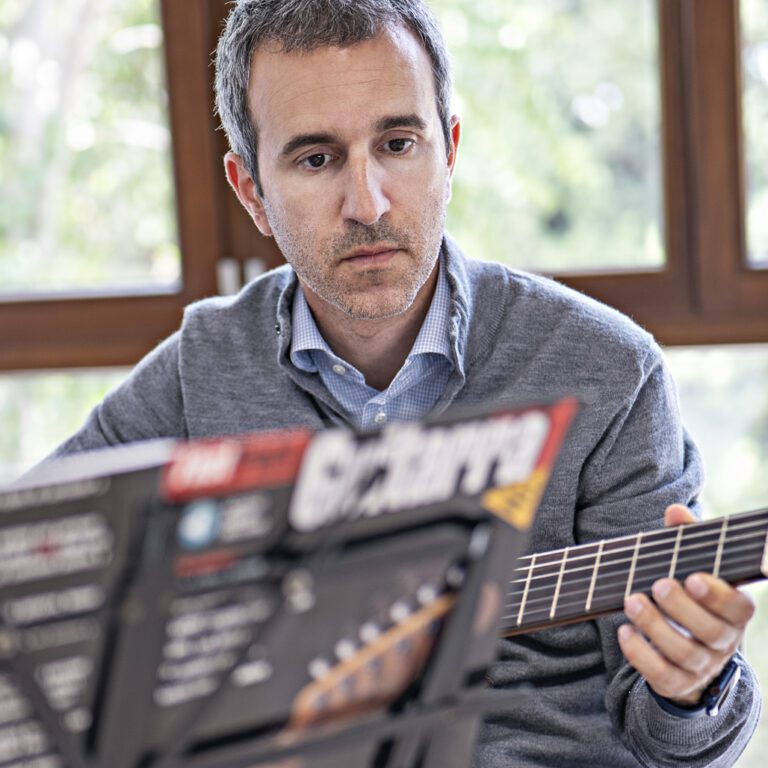Alumno adulto de Práctica Instrumental con la guitarra