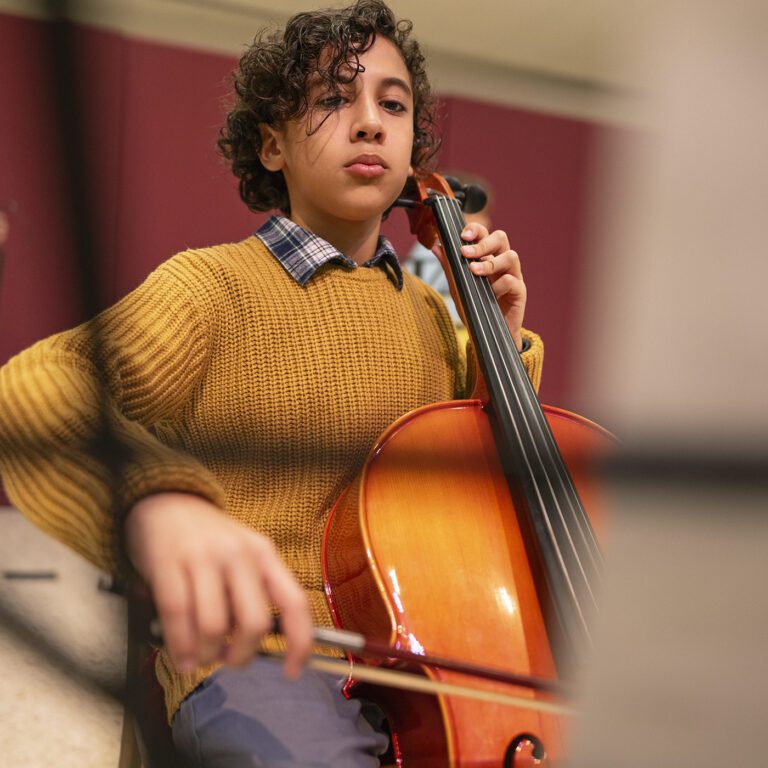 Alumno de violonchelo en clase