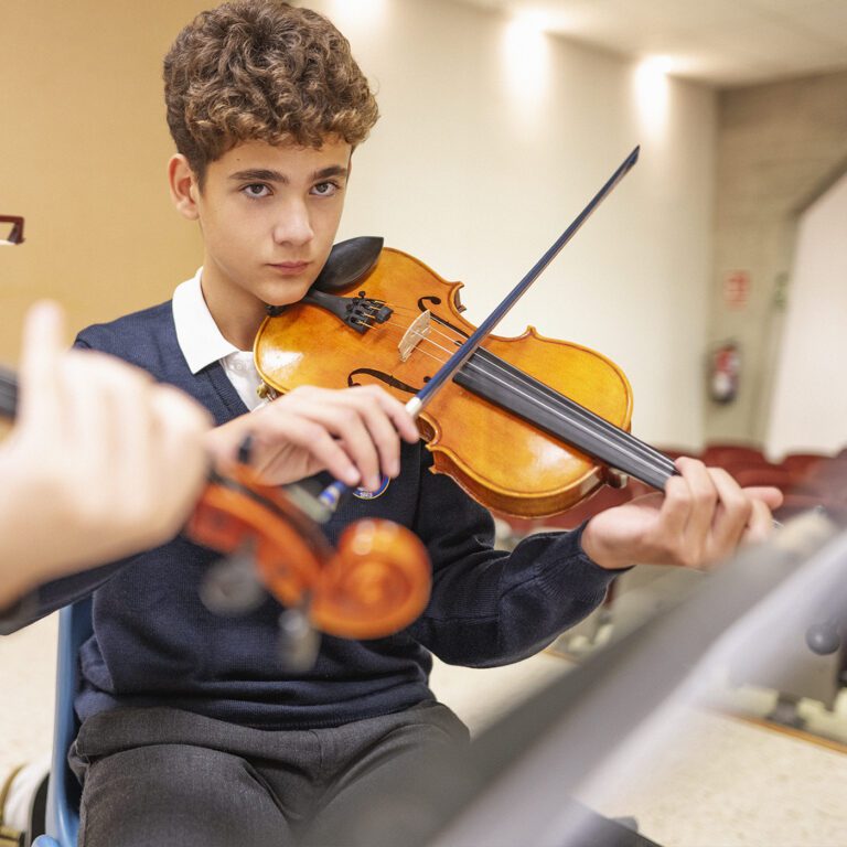 Alumno de violín del Conservatorio